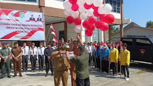 Ajak Warga Kibarkan Bendera Merah Putih Selama 1 Bulan, Pemkab Sintang Bagikan 1.000 Bendera