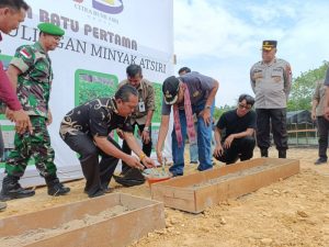 Letakan Batu Pertama Pembangunan Pabrik Penyulingan Minyak Atsiri, Ini Kata Melkianus Wabup Sintang