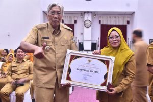 Bupati Sintang Terima Penghargaan Dari Pemprov Kalbar Soal Capaian Aksi HAM 2023 di Pontianak