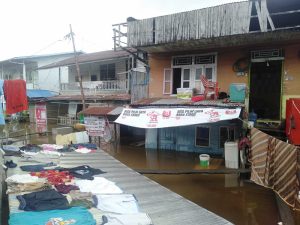 Mandi di Lokasi Banjir, Camat Sintang Himbau Warganya Hati-Hati