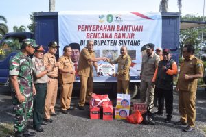 Bupati Sintang Terima Bantuan Dari Pemprov Kalbar Untuk Korban Banjir
