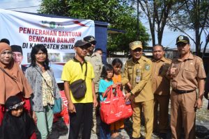 Wabup Sintang dan Kadis Sosial Provinsi Kalbar Salurkan Bantuan Untuk Pengungsi Banjir