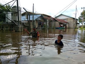 Banjir Masih Tinggi, Bupati Sintang Teken SK Tanggap Darurat Bantingsor