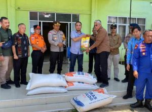 Desa Baning Terdampak Banjir Besar, Bupati Sintang Datang Serahkan Bantuan