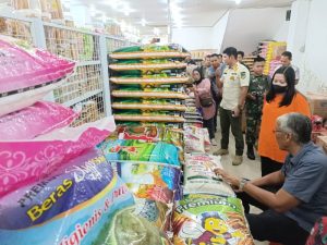 Jelang Lebaran 2024, Bupati Sintang Kunjungi Pasar Cek Stok dan Harga Sembako