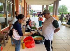 Wabup Sintang Belanja Ke Pasar Tani di Teras GOR Apang Semangai
