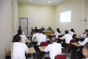 Lelang 5 JPT Kosong, Sekda Sintang Berikan Pengarahan Saat Tes Penulisan Makalah
