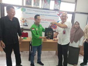 Harisinto Linoh Plh Sekda Sintang Hadiri Penyaluran Bantuan Sembako Untuk Buruh