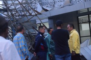 Wabup Sintang Tinjau Kerusakan Atap Dan Kanopi MPP Bumi Senentang