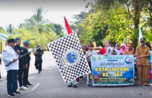 Kibarkan Bendera, Wabup Sintang Lepas Karnaval Budaya Pelajar