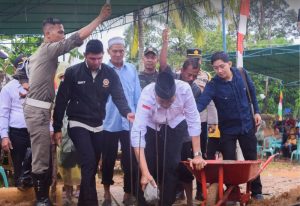 Bupati Sintang Kunjungi Desa Paoh Benua, Lakukan Peletakan Batu Pertama Pembangunan Masjid