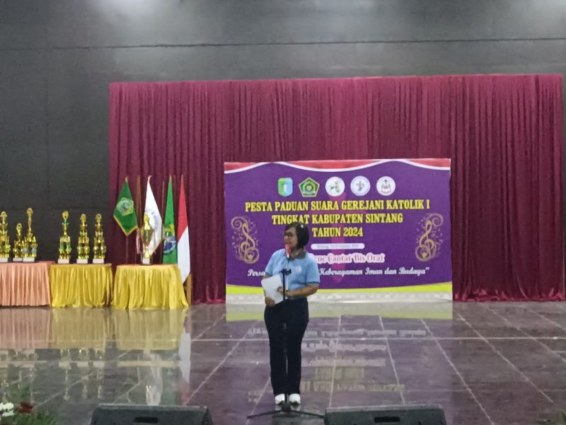 Hendrika Ketua Panitia Pesparani Umumkan Kecamatan Sintang Juara Umum Pesparani Katolik I Tingkat Kabupaten Sintang