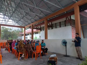 Ketua KPU Sintang Jadi Narasumber Kegiatan Sosialisasi Pendidikan Politik di Aula Kantor Camat Sintang
