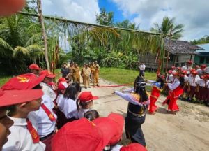Kadis Dikbud Kunjungi 2 Sekolah di Kecamatan Ketungau Hilir