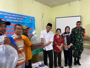 Kades Sungai Ana Serahkan Bantuan Bibit Ikan Lele dan Kambing Untuk Warganya