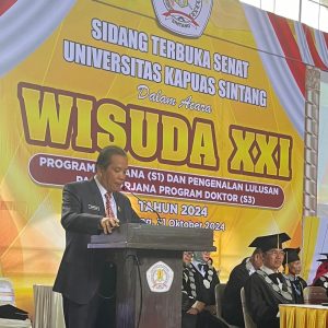 Kaban Kesbangpol Sintang Hadiri Wisuda Unka Sintang di GOR Apang Semangai