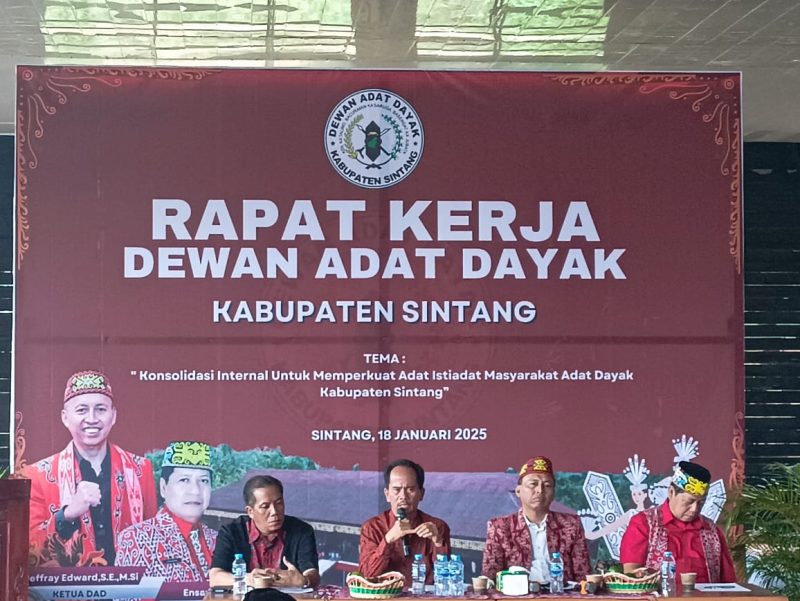 Bupati Sintang Terpilih dan Kaban Kesbangpol Jadi Narasumber Pada Raker DAD Sintang