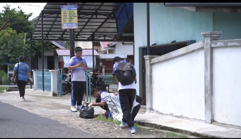 Gelar Aksi Pungut Sampah di Pasar Inpres, Ini Kata Pastor Petrus Juli Kepsek SMA Panca Setya Sintang