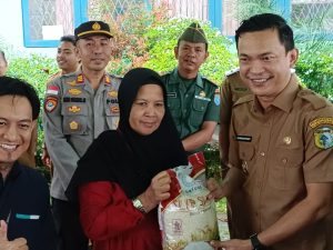 Pemkab Sintang Gelar GPM 3 Hari, Wabup Sintang Hadir dan Serahkan Beras Secara Simbolis