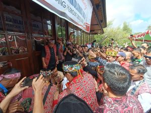 Bala-Ronny Mulai Tinggal di Rumah Dinas, Gelar Acara Adat Bersamaan