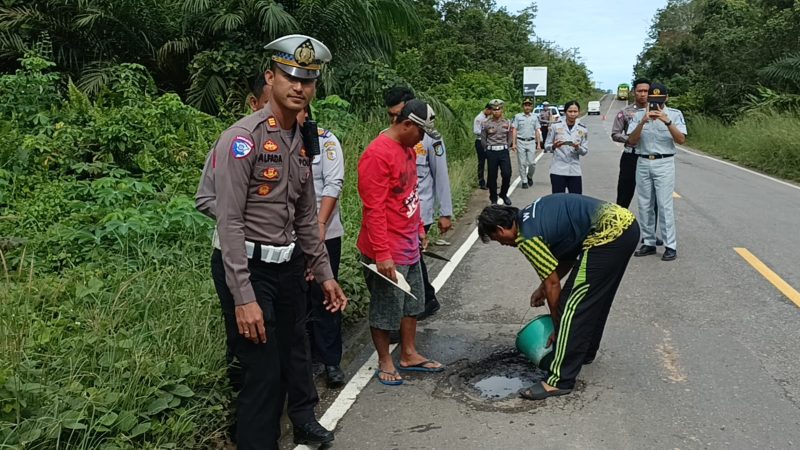 Tutup Lubang di Jalan Menuju Batas Sekadau, FK2L Sintang Kumpulkan Uang Pribadi