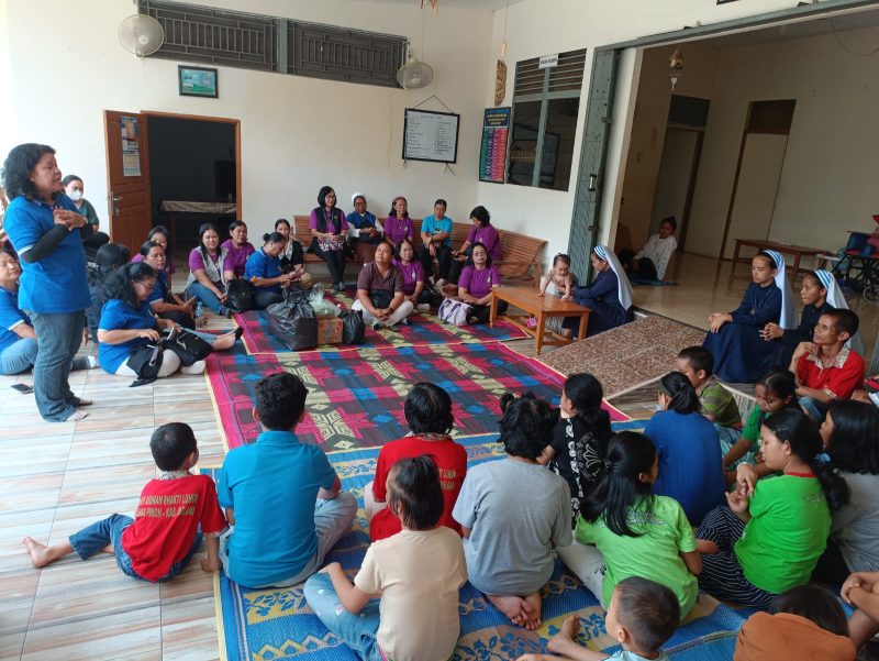 Kunjungi Panti Asuhan Bhakti Luhur Nanga Pinoh, WKRI Cabang Katedral Sintang Berikan Tali Asih
