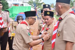 Kwarnas dan Kwarda Berikan Penghargaan Kepada Bupati dan Wabup Sintang