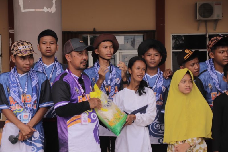 Bagikan Beras Gratis, Peserta Raida Kalbar 2025 di Sintang Tunjukan Kepedulian