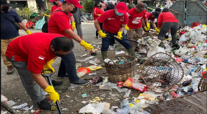 PDI P Sintang Gelar Aksi Simpatik Dengan Kumpulkan Sampah di TPS