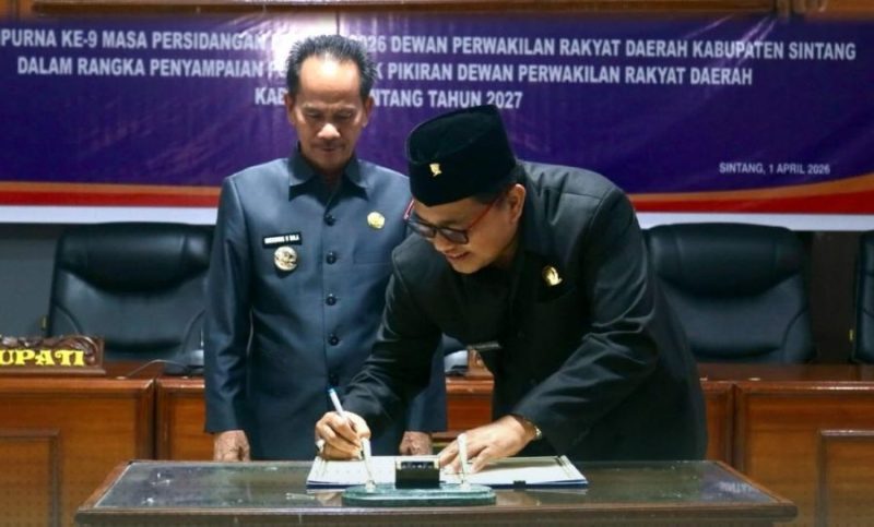 Yohanes Rumpak Serahkan Pokok-Pokok Pikiran 40 Anggota DPRD Sintang kepada Bupati