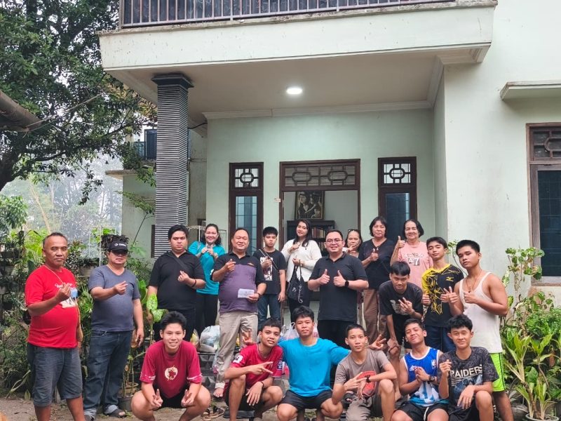 Wujudkan Kepedulian terhadap Calon Imam, Lingkungan Santo Matius Jerora Dua Kunjungi Seminari Menyurai
